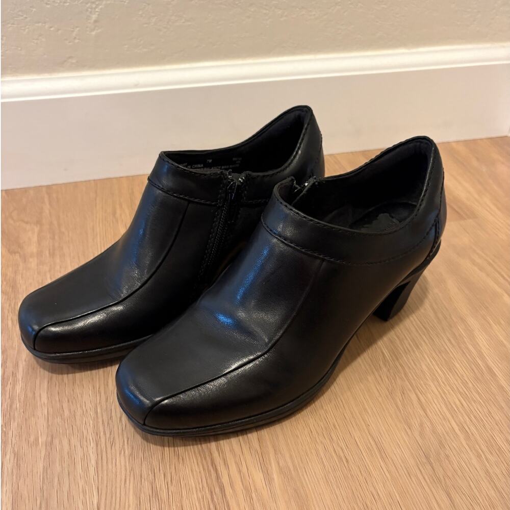 Clarks black leather zipper ankle heeled booties womens size 7M